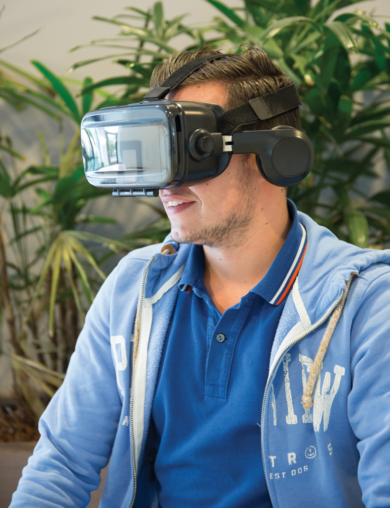 VR-Brille mit integriertem Kopfhörer VR-Brille mit integriertem Kopfhörer
