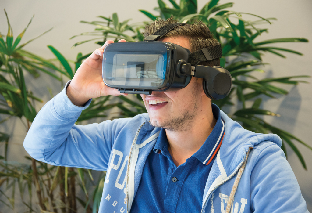 VR-Brille mit integriertem Kopfhörer VR-Brille mit integriertem Kopfhörer